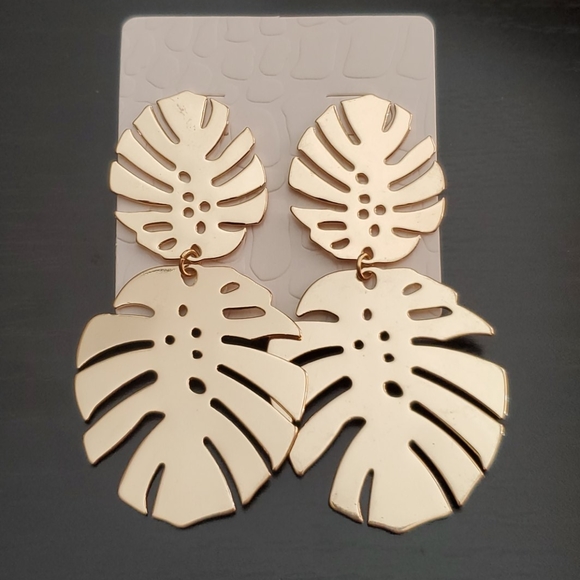 ⛱3/$20 Palm Leaf Earrings - Picture 3 of 3